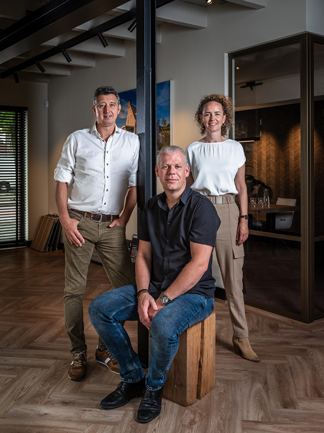 Team van drie architecten van WNS Architecten in het kantoor